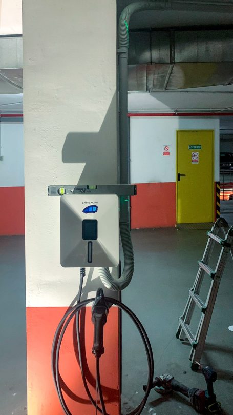 Punto de carga para vehículos eléctricos en un aparcamiento.